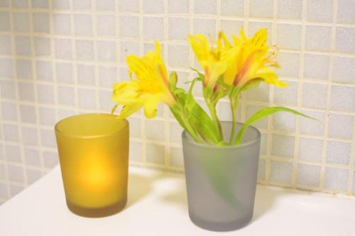 two vases with yellow flowers sitting on a counter at Vista Abanico in Maitencillo