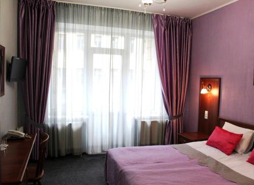 En eller flere senge i et værelse på AlexanderPlatz Hotel