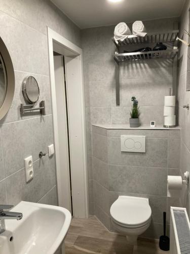 y baño con aseo blanco y lavamanos. en Modernes Apartment Nr2 nahe Reeperbahn bis 4 Personen, en Hamburgo