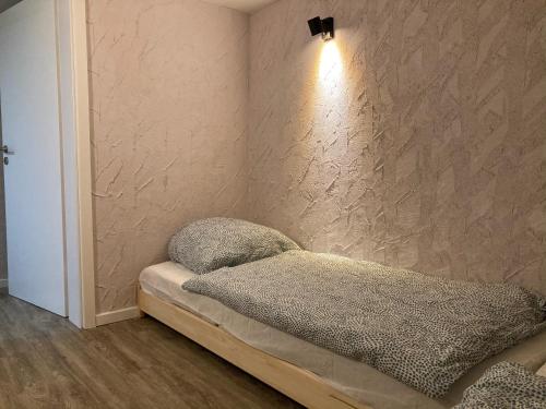 1 dormitorio con 1 cama y una luz en la pared en Modernes Apartment Nr2 nahe Reeperbahn bis 4 Personen, en Hamburgo