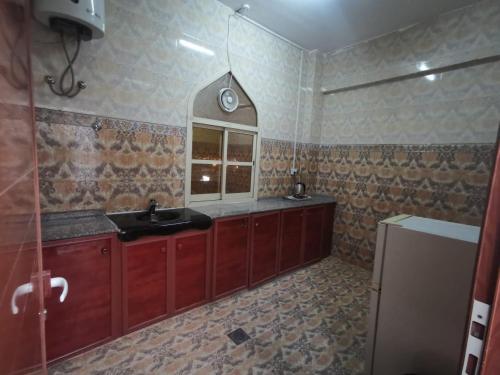 a bathroom with a sink and a mirror at سماء البريمى للشقق الفندقية in Ţawī ‘Aqdah