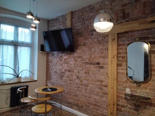TV a/nebo společenská místnost v ubytování Apartament Szary na Starówce