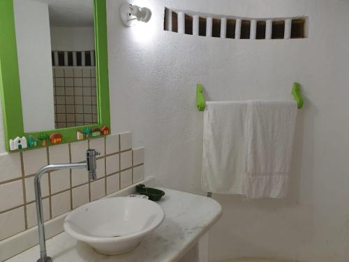Bangalo Outeiro das Brisas tesisinde bir banyo