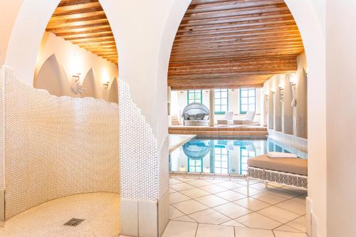 dom z basenem i łukowym wejściem w obiekcie Bhome Gästehaus b&b / Apartments w mieście Neukirchen am Großvenediger
