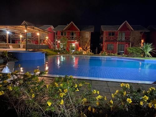 una piscina di fronte a una casa di notte di Chaleville Coqueiro 3201 - Luis Correia Piaui a Luis Correia
