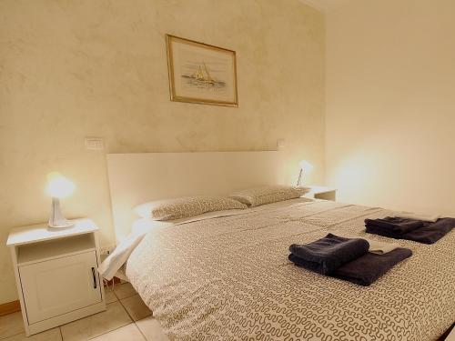 ein Schlafzimmer mit einem Bett mit zwei Handtüchern darauf in der Unterkunft La casa del Darda 3 in Ancona