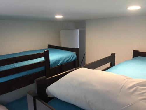 two beds in a room with blue and white at Vista Abanico in Maitencillo