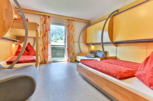 a bedroom with two bunk beds and a window at Jugendhotel Bachlehen und Johanneshof in Radstadt