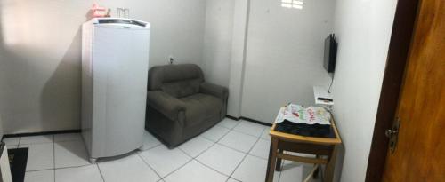 sala de estar con silla y taburete en Aconchego em Parnaiba jw, en Parnaíba