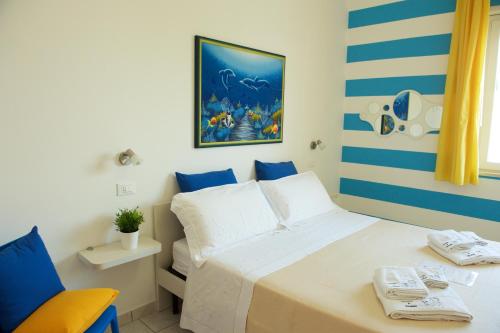 a small room with a bed and a chair at La Casa di Rinaldo B&B in Scerne