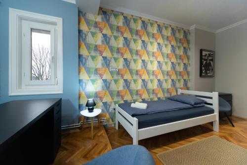 a small bedroom with a bed and a window at Apartman Komfor Premium in Subotica