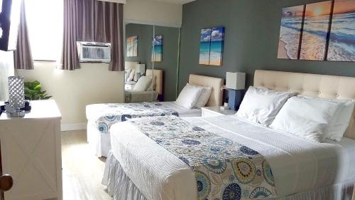 1 dormitorio con 2 camas y aire acondicionado en Waikiki Kuhio 1-bedrm Apt, Ocean view, Free Parking & Wifi, en Honolulu