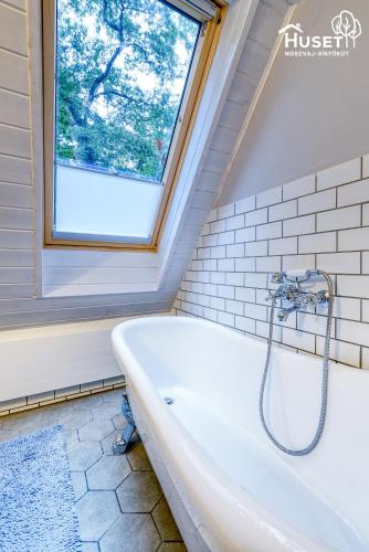 Bilik mandi di Noszvaj Huset