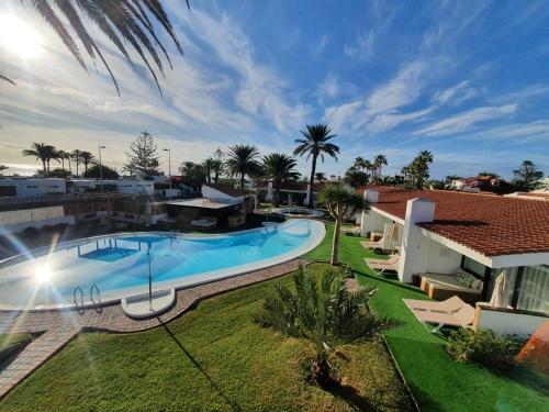 een afbeelding van een zwembad in een villa bij Bungalows El Palmital - Adults Only in Playa del Inglés