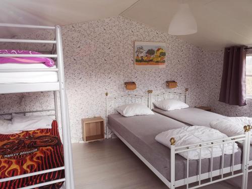 Krevet ili kreveti na kat u jedinici u objektu Fridfullt läge mitt på Öland