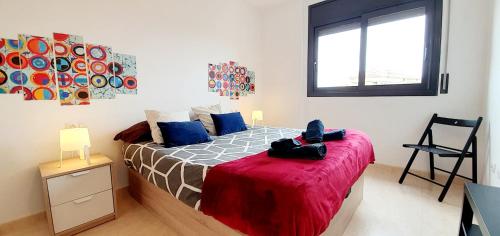 een slaapkamer met een bed en een stoel erin bij Deltebre Apartamentos in Deltebre