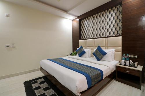 a bedroom with a large bed in a room at Hotel Mannat international by Mannat in New Delhi