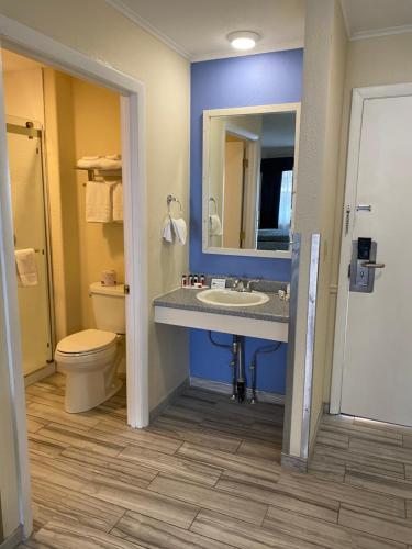 A bathroom at Days Inn by Wyndham Lincoln