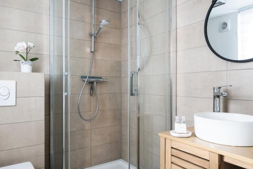a bathroom with a shower and a sink at Auguste, La Romaine et My César - Location Saverne in Saverne