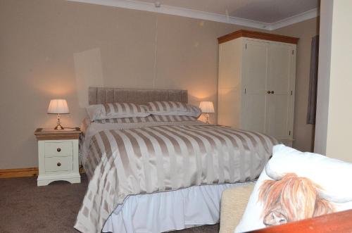 um quarto com 2 camas e uma mesa de cabeceira e uma cama sidx sidx sidx em Nutstile Farm Bed and Breakfast em Ingleton 