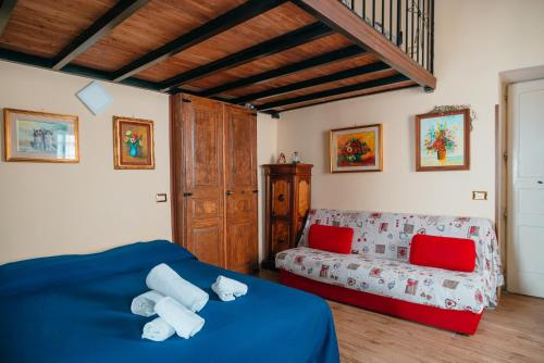 una camera con un letto blu e un divano di Casa Vincenzina ad Atrani