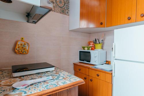 una cucina con bancone e forno a microonde di Casa Vincenzina ad Atrani