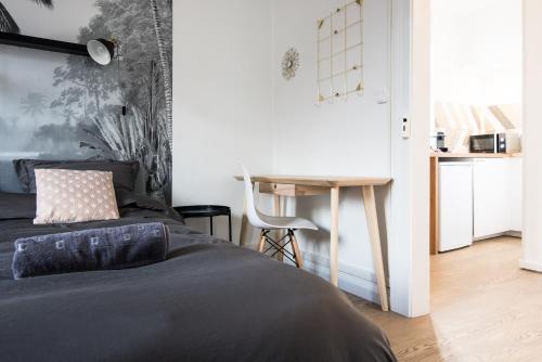 a bedroom with a bed and a desk at Auguste, La Romaine et My César - Location Saverne in Saverne