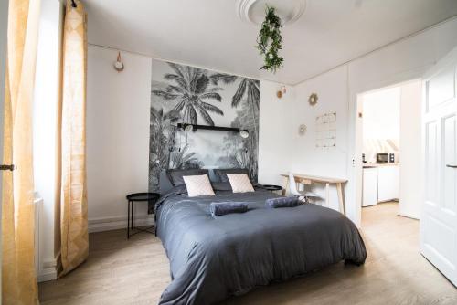 um quarto com uma cama com um cobertor preto em Auguste, La Romaine et My César - Location Saverne em Saverne