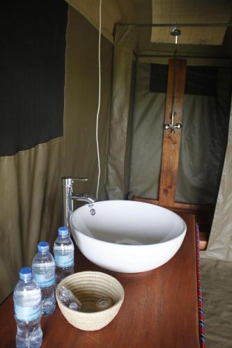 A bathroom at Osero Serengeti Luxury Tented Camp