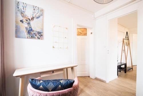 a living room with a bench and a painting on the wall at Auguste, La Romaine et My César - Location Saverne in Saverne