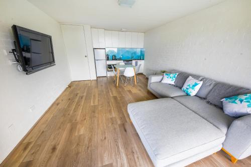 Televisyen dan/atau pusat hiburan di Max's Beachside Holiday Home