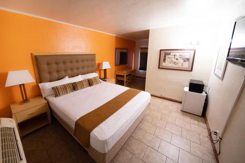 a bedroom with a large bed in a room at Stay Inn Suite in Stockton