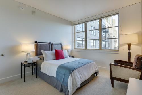 Un pat sau paturi într-o cameră la Renu Suites at The Burlington Portland