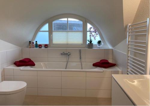 Ett badrum på Modernes Reetdach-Ostseeferienhaus Bella Mare, Insel Usedom mit Sauna, Kamin & Sonnenterrasse
