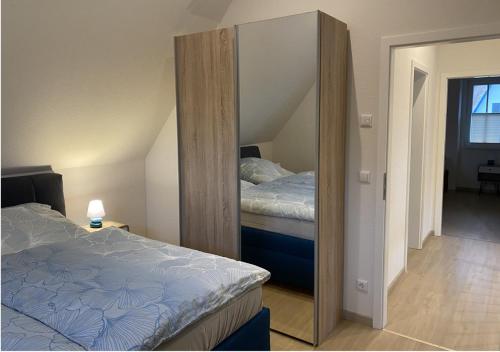 Postel nebo postele na pokoji v ubytování Modernes Reetdach-Ostseeferienhaus Bella Mare, Insel Usedom mit Sauna, Kamin & Sonnenterrasse