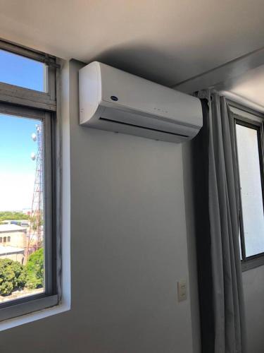 Habitación con ventilador de techo y ventana. en Apartamento Bela Vista en Uruguaiana