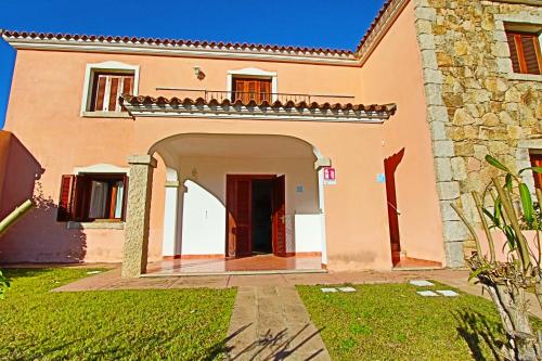 an entrance to a pink house with an archway at Residence Stella Marina in San Teodoro