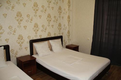 ラザレフスコエにあるGuest House na Edinstvo 40のベッドルーム1室(白いシーツと枕のベッド1台付)