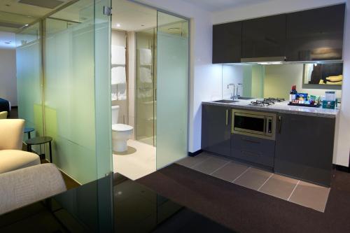 uma cozinha com um fogão e uma parede de vidro em Corporate Living Accommodation Hawthorn em Hawthorn