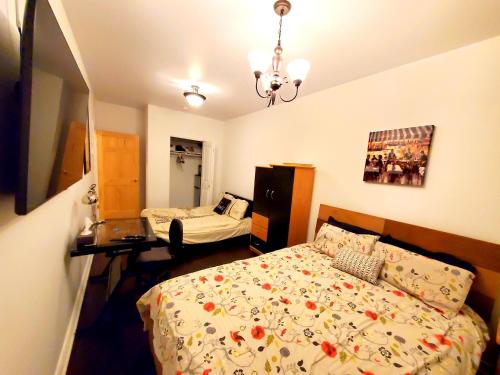 a bedroom with a bed and a desk in it at Maison Montplaisir in Montréal