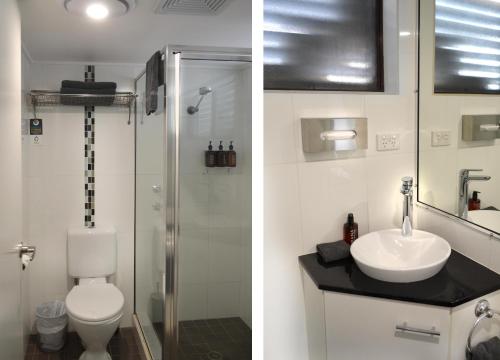 - deux photos d'une salle de bains avec toilettes et lavabo dans l'établissement Orana Motel, à Dubbo