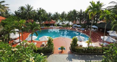 eine Aussicht auf einen Pool in einem Resort in der Unterkunft Saigon Phu Quoc Resort & Spa in Phu Quoc