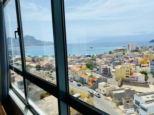 uma vista da cidade a partir de uma janela em Ocean View Stay em Mindelo