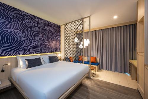 a bedroom with a large bed in a room at Maldives Beach Resort in Chao Lao Beach