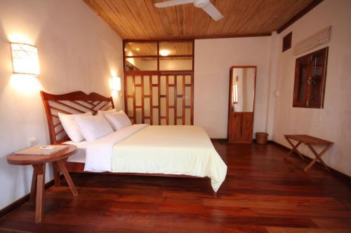 Postel nebo postele na pokoji v ubytování Sala Prabang Hotel