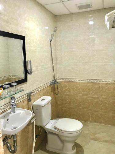 a bathroom with a toilet and a sink at THẢO AN HOTEL Huế in Hue