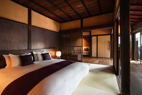 Kama o mga kama sa kuwarto sa Nazuna Obi Onsen Resort