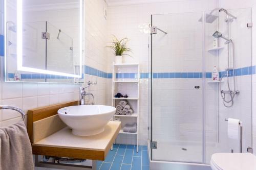 Sacha's sweet home, lovely 2 bedroom apartment, walking distance to town, beach and marina