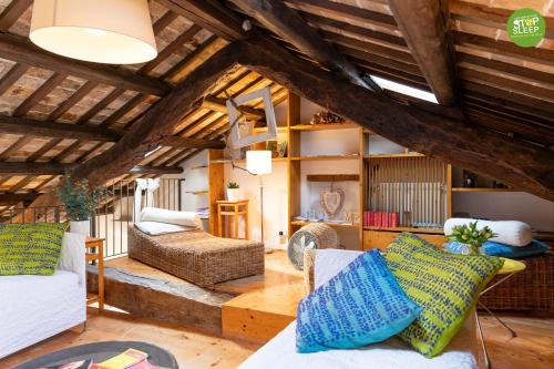una sala de estar con techos de madera y sofás en Stop & Sleep Fagagna on the Hills, en Fagagna