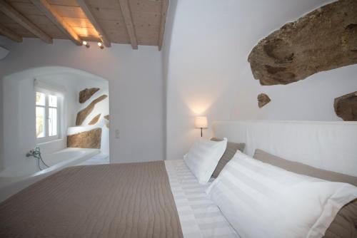 Ένα ή περισσότερα κρεβάτια σε δωμάτιο στο Villa Azurite with heated pool by Diles Villas